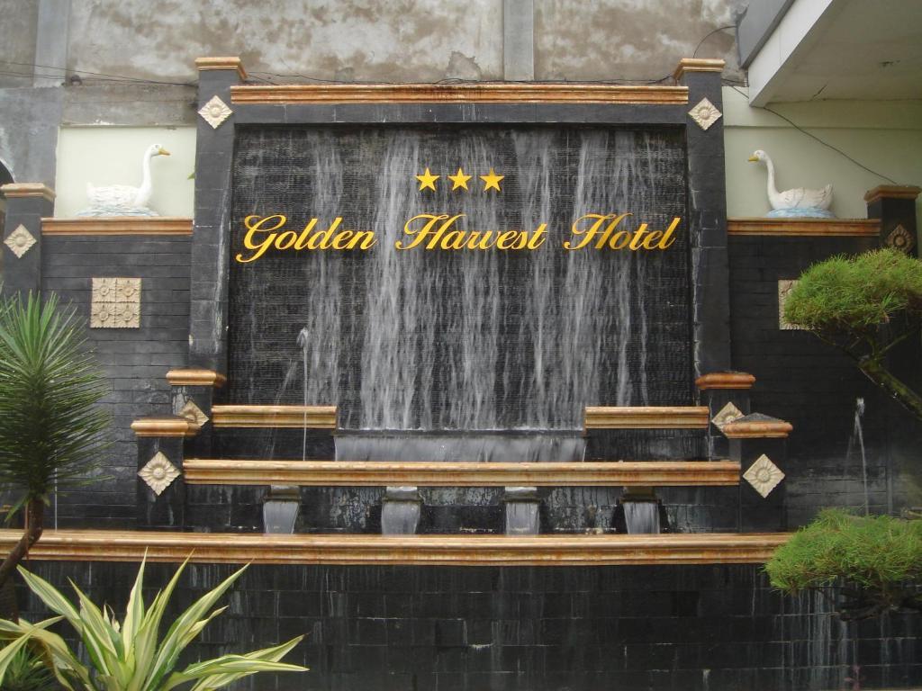 Golden Harvest Hotel Jambi Exterior foto